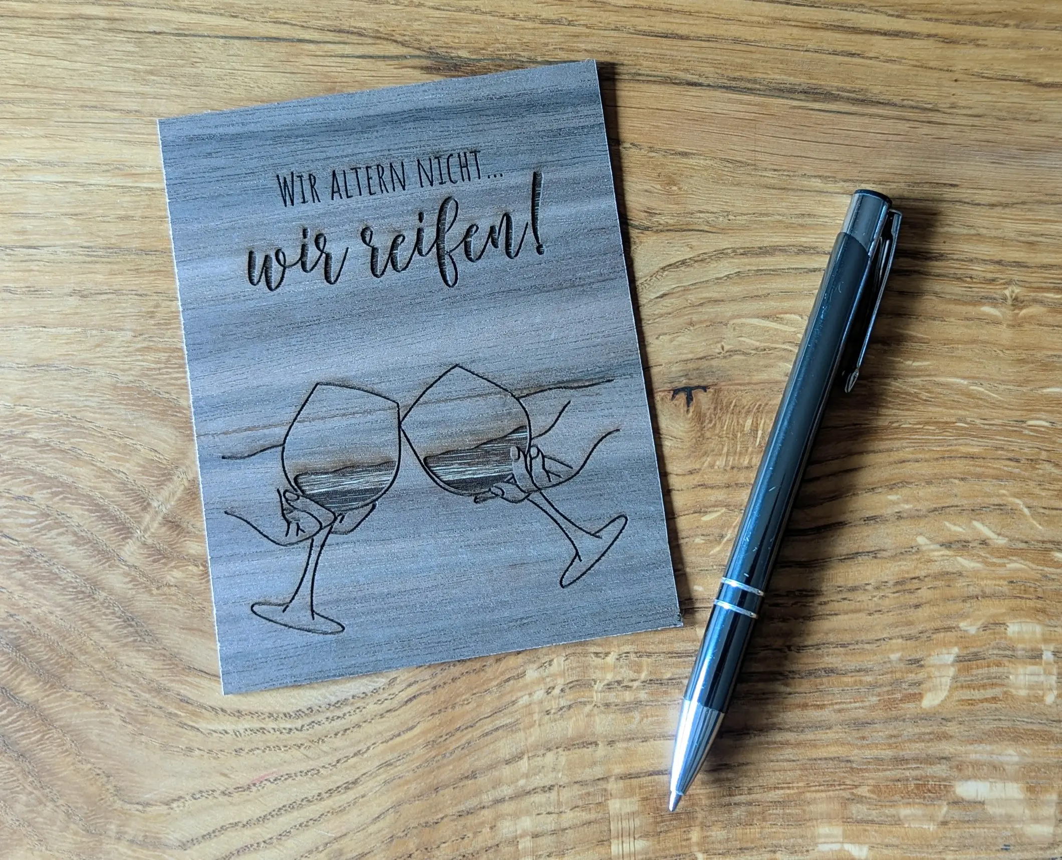 Holzgrußkarte von Leki Art mit feiner Gravur